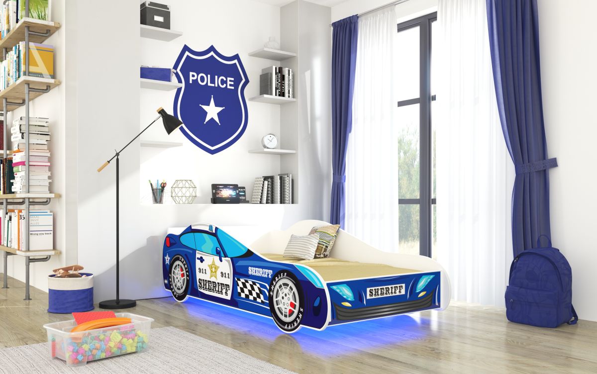 Policejní automobil jako postel pro děti